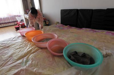 滕州楼上漏水，住户失联，小区没物管，业主维权难！律师来支招……